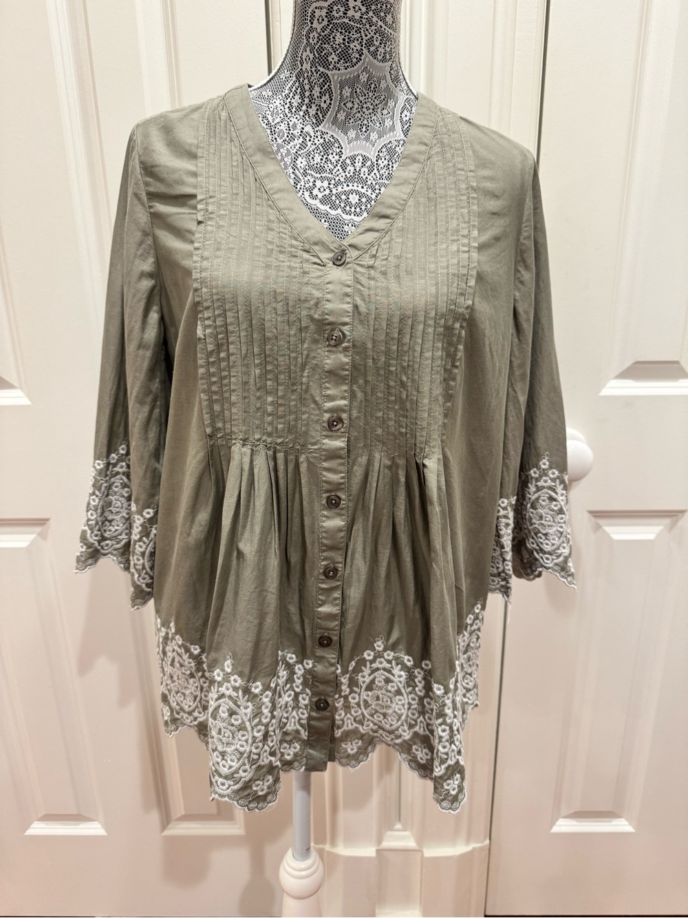 Chico's Olive Green Button-Front Tunic with White Embroidery Sz. 1 (Med./8) Boho